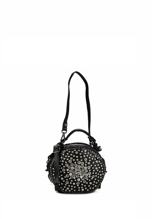 Kleine schwarze Lederhandtasche mit einem Tragegriff oben, verstellbarem Schulterriemen und silberfarbenen runden Nieten, die vorne in einem Blumenmuster angeordnet sind.