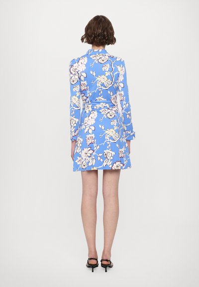 Kes vestido floral pendek berwarna biru muda, dengan lengan panjang, pinggang yang diikat, dan hem yang melebar. Dilengkapi dengan pola bunga putih dan pink.