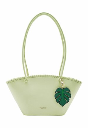 Sac cabas vert clair avec longues poignées, porte-clés décoratif en forme de feuille attaché à l'avant côté droit.