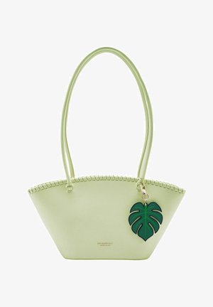 Sac cabas vert clair avec longues poignées, porte-clés décoratif en forme de feuille attaché à l'avant côté droit.