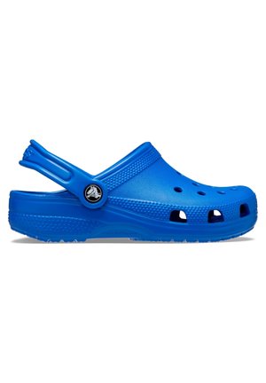 Sabot bleu à enfiler avec des trous de ventilation et une bride de talon réglable sur fond blanc.