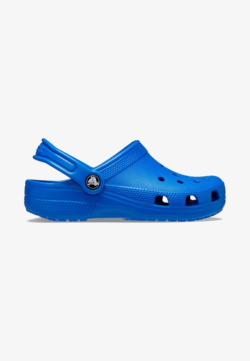 Sabot bleu à enfiler avec des trous de ventilation et une bride de talon réglable sur fond blanc.