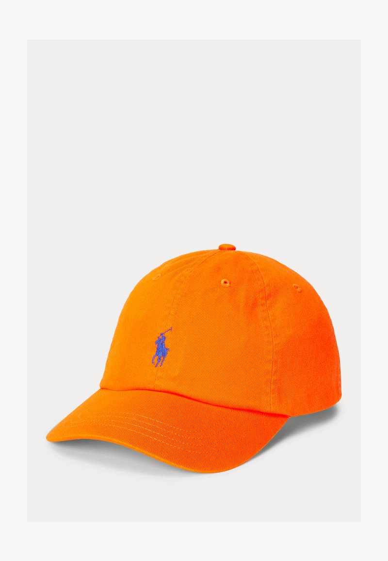 Jasno pomarańczowa czapka bejsbolowa z niebieskim, haftowanym logo polo gracza z przodu, z przeszytymi otworami wentylacyjnymi i zakrzywionym daszkiem.