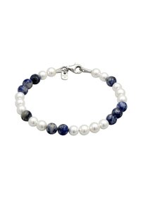 Pärlarmband med växelvis vita pärlor och blå sodalitstenar, säkrat med en silverlobsterlås och graverad tagg.