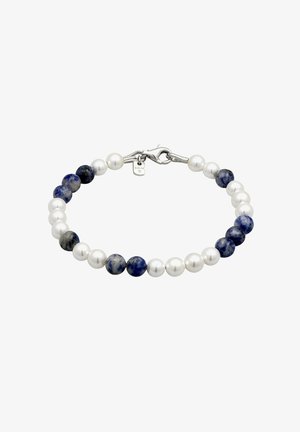 Perlenarmband mit abwechselnden weißen Perlen und blauen Sodalit-Steinen, gesichert mit einem silbernen Karabinerverschluss und graviertem Anhänger.