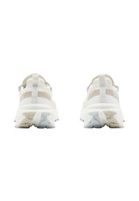Chaussures de sport légères en blanc et beige. Dotées d'un dessus en mesh, d'un col rembourré et d'une semelle extérieure en caoutchouc durable avec un profil texturé pour une meilleure adhérence.