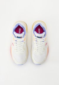 Adidași albi din material textil, cu detalii galbene și roz, talpă albastră și vișinie, și branț cu siglă.
