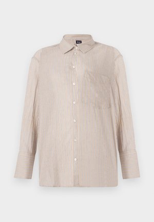 Chemise à rayures beige avec des lignes blanches et bleues, dotée d'un col et d'une poche poitrine ; manches longues avec poignets boutonnés.