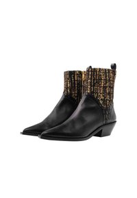 Botas de tobillo de cuero negro con un vástago de tela texturizada en oro y negro. Presentan una punta afilada y un tacón bajo tipo bloque con acentos de tachuelas.