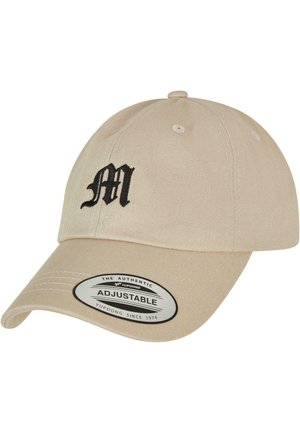 Căciulă de baseball bej cu curea ajustabilă, logo-ul brodat "M" în negru în față, vizor curbat și material texturat. Include o etichetă pe partea interioară.