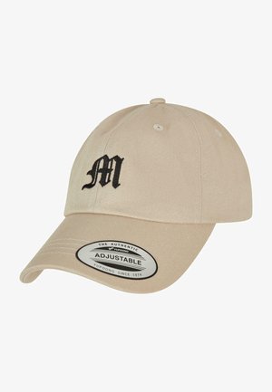 Béžová baseballová čiapka s nastaviteľným páskom, čierne vyšívané logo "M" vpredu, zakrivený okraj a textúrovaná tkanina. Obsahuje štítok na spodnej strane.
