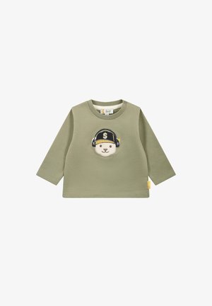 Olivengrünes Langarmshirt mit einem Bärenmotiv, der Kopfhörer und eine Kappe trägt. Aus weichem Baumwollstoff mit gerippter Textur. Mit einem Etikett verziert.