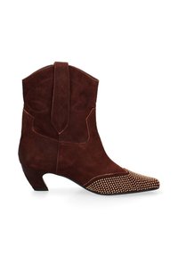 Stivale da cowboy in pelle scamosciata marrone con punta affusolata e tacco basso. Presenta cuciture decorative e dettagli borchiati sulla punta.