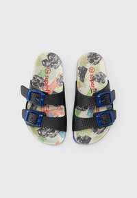 Sandali neri con due fibbie blu, cinturini testurizzati e soletta stampata con grafiche e motivi colorati.