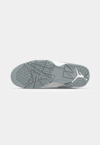 Talpa de încălțăminte sport gri, cu un design texturat ce include puncte circulare și modele de stea, având un logo aproape de călcâi.
