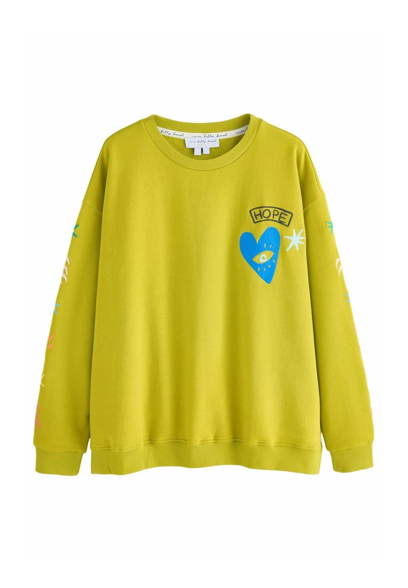 Limoengroene sweatshirt met lange mouwen, met een blauwe hartafbeelding en een "HOPE" patch, evenals kleurrijke ontwerpen op de mouwen.