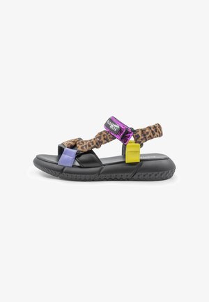 Schwarze Sohle Sandale mit Leopardenmuster, violette metallic, lavendel und gelbe Riemen, verstellbar mit einem Marken-lila Verschlussriemen.