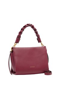 Bolso de mano de cuero burdeos con un asa trenzada, detalles en hardware dorado y una correa de hombro desmontable. Textura suave y diseño minimalista.