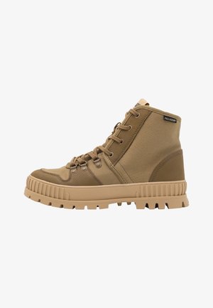 Knee-high, khaki plátěné a kožené boty s texturovaným povrchem, kulatou špičkou, šněrováním vepředu a robustní gumovou podrážkou.