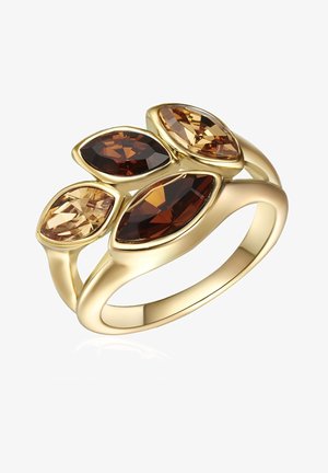 Anillo en tono dorado que presenta tres piedras de cristal en corte marquise, en tonos marrón y champán, con una banda lisa y ligera curvatura, acabado pulido.