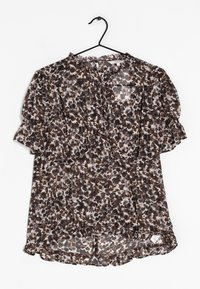 Blouse florale en tissu léger et transparent, avec des nuances de brun et de beige, des manches courtes à volants et un col en goutte d'eau.