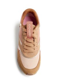 Sneaker marrone chiaro con accenti rosa, realizzato in tessuto testurizzato e suede. Presenta lacci, un'etichetta con logo e una punta arrotondata.