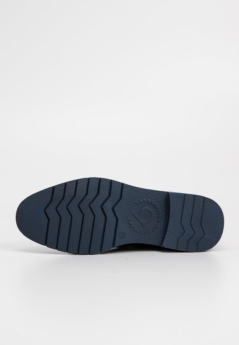 Navy Gummischuhsohle mit einem Zickzackprofil, strukturiertem Oberfläche und kreisförmigem Logo, entworfen für Traktion und Langlebigkeit.