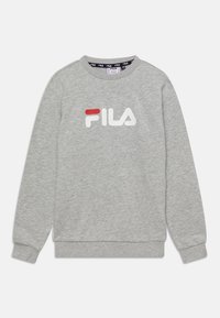 Sudadera gris hecha de material suave, con cuello y puños acanalados. Presenta un llamativo logo de FILA en blanco y rojo en el pecho.