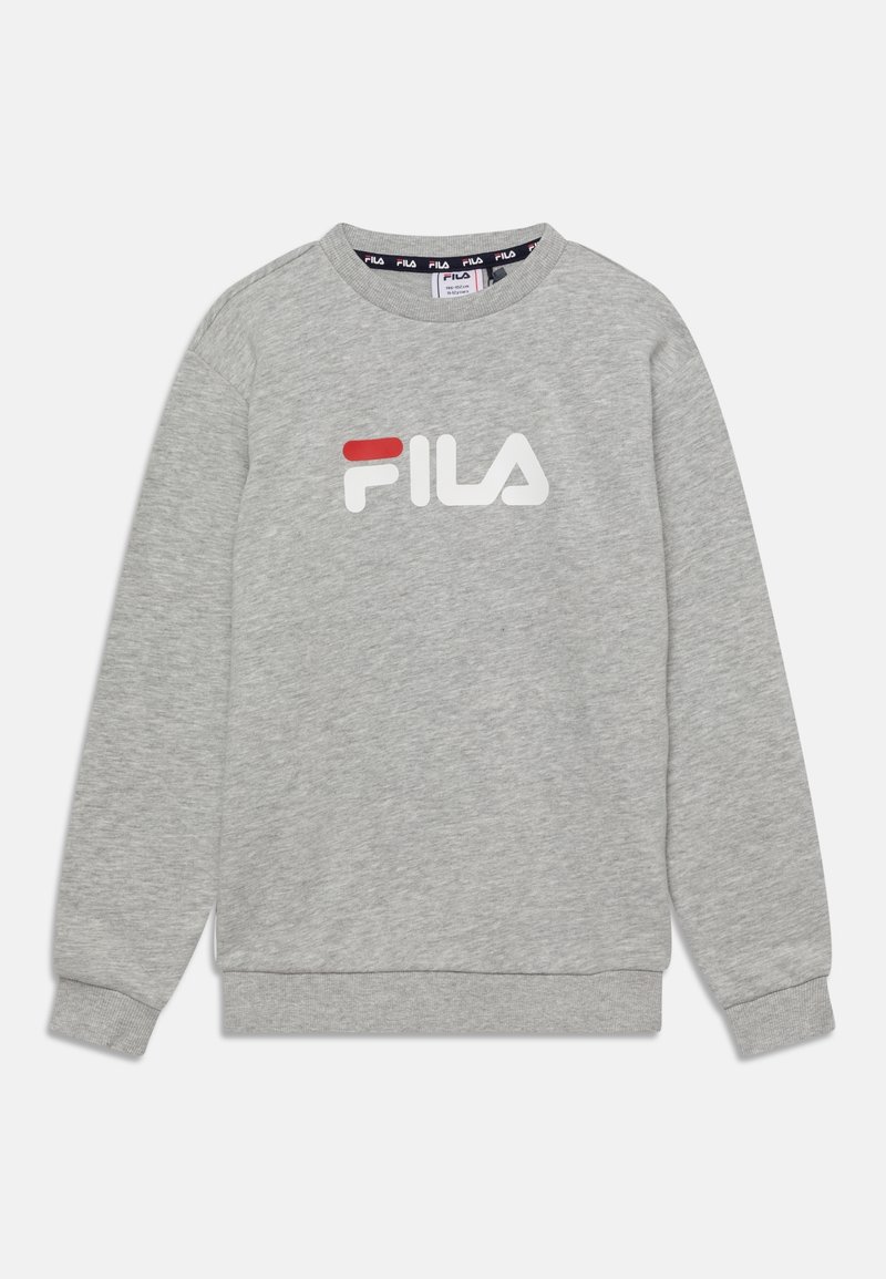 Sudadera gris hecha de material suave, con cuello y puños acanalados. Presenta un llamativo logo de FILA en blanco y rojo en el pecho.