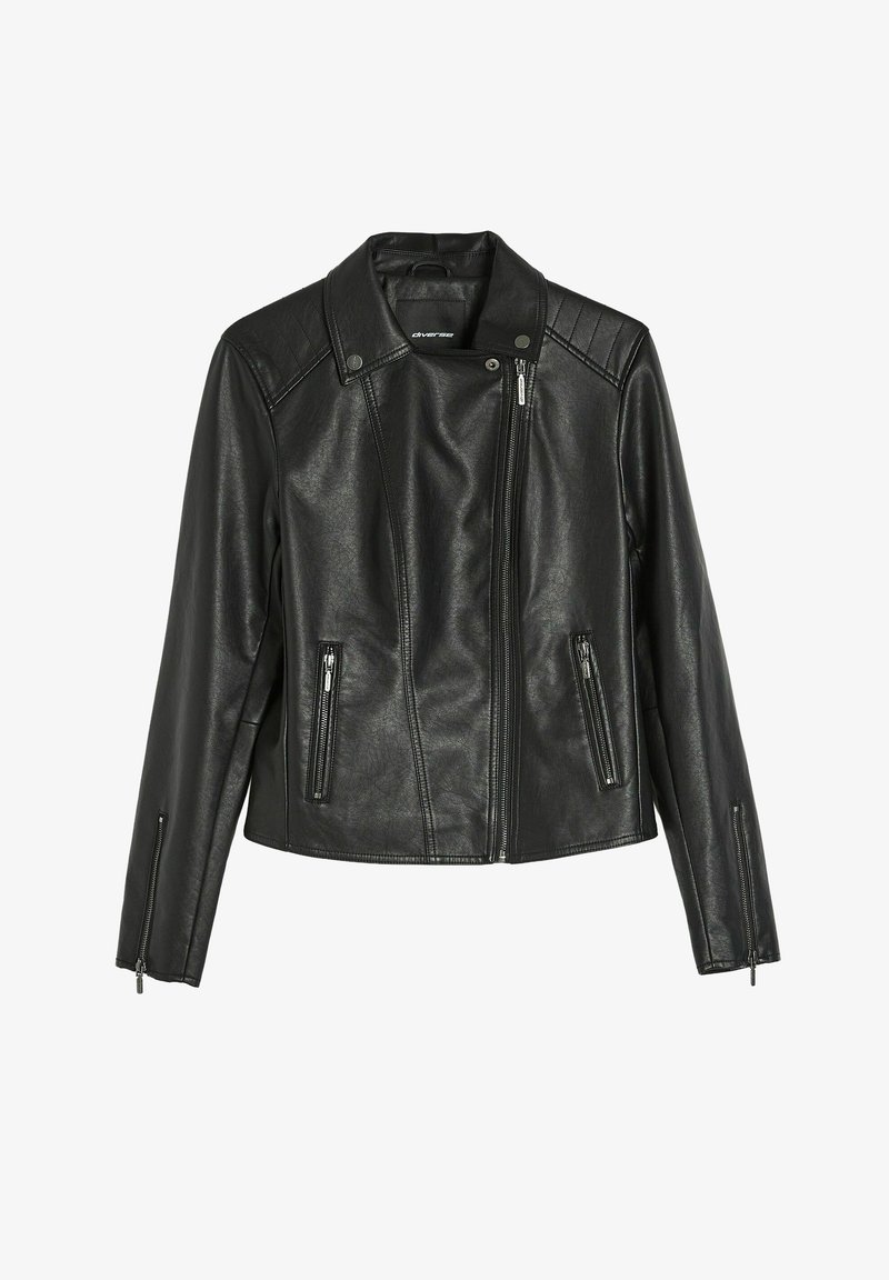 Czarna skórzana kurtka motocyklowa z asymetrycznym zamkiem błyskawicznym, zamkami w kieszeniach oraz pikowanymi detalami na ramionach. Gładka tekstura, dopasowany krój.