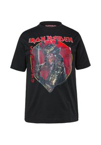 Maglietta nera in cotone con una grande grafica di un guerriero samurai e la scritta "Iron Maiden" in rosso, con texture dettagliate e colori vivaci.