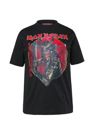 Czarny bawełniany t-shirt z dużą grafiką wojownika samuraja i czerwonym napisem „Iron Maiden”, z detalicznymi teksturami i żywymi kolorami.