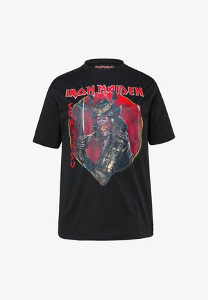 Zwart katoenen T-shirt met een grote afbeelding van een samoerai-krijger en de tekst "Iron Maiden" in rood, met gedetailleerde texturen en levendige kleuren.