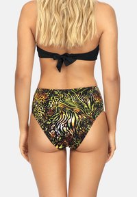 Bikini z wysokim stanem, z żywym zwierzęcym wzorem w odcieniach zieleni, czerni i pomarańczu. Wykonana z miękkiego materiału z błyszczącym wykończeniem.