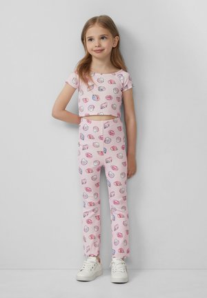 Zweiteiliges Outfit für Kinder mit einem kurzärmligen Cropped-Top und Leggings, beide in zartem Rosa mit Muschelmuster. Weicher Stoff, taillierte Form.