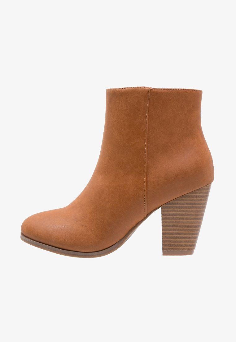 Bottine en cuir tan avec talon block moyen superposé et bout arrondi, vue de côté extérieur sur un fond blanc.