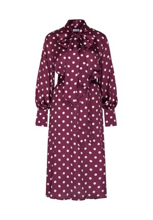 Robe bordeaux à manches longues avec des pois blancs, un col haut avec un nœud et une ceinture assortie à la taille.