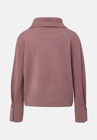 Strickpullover in Staubrosa mit weitem Kragen, überschnittenen Schultern und gerippten Bündchen. Verfügt über eine dezente Textur und Knopfakzente an den Ärmeln.