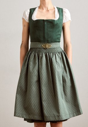 Zielona sukienka z dopasowanym gorsetem, suwakiem z przodu i rozkloszowanym dołem z teksturowanym wzorem. Zawiera ozdobną klamrę paska.