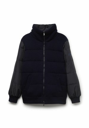 Marynarka w kolorze granatowym z żebrowanym dzianinowym korpusem i gładkimi, wyściełanymi ramionami, z wysokim kołnierzem, zapięciem na zamek błyskawiczny i kieszeniami po bokach.