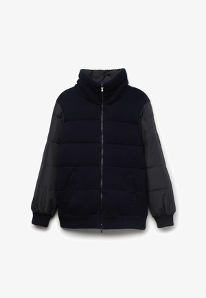 Marinblå jacka med en ribbstickad kropp och släta, vadderade axlar, hög krage, dragkedjestängning och sidofickor.