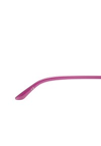 Różowy plastikowy zausznik okularów o gładkiej fakturze, delikatnym łuku i nadrukowanym znaku CE w pobliżu końca.