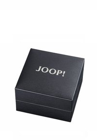 Schwarze Box mit geprägter Textur, die ein silbernes Logo "JOOP!" auf der Oberseite trägt. Quadratische Form, robuste Bauweise, minimalistisches Design.