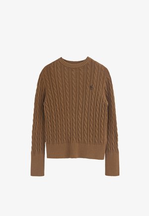 Brauner Kabelstrick-Pullover mit langen Ärmeln, gerippten Bündchen und Saum, Rundhalsausschnitt und kleinem gestickten Logo auf der linken Brust.
