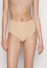 Hoge taille huidskleurige slipjes van gladde, rekbare stof met een naadloos ontwerp en minimale details voor comfort en discrete draagervaring.