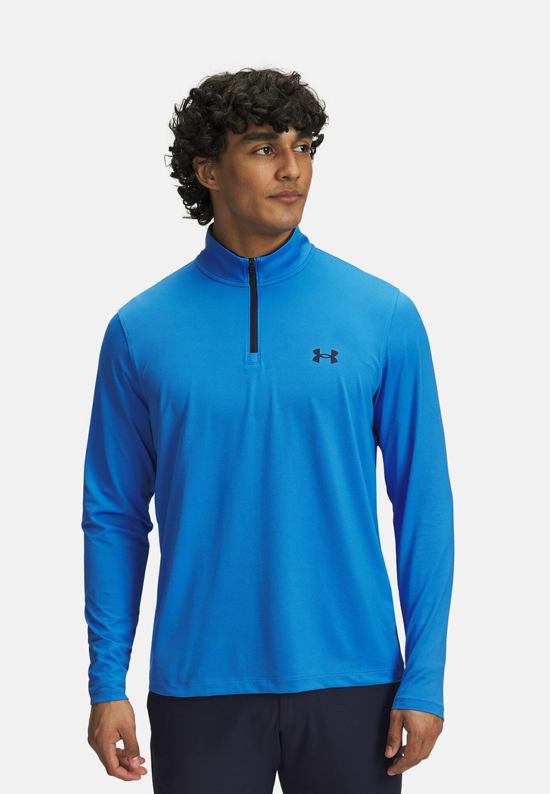 Blaues langärmliges Sportoberteil mit einem halben Reißverschlusskragen und schwarzem Logo. Hergestellt aus glattem, leichtem Material, mit eng anliegenden Ärmeln und geradem Saum.