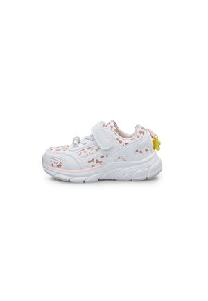 Baskets blanches avec des accents en rose à motifs, une sangle Velcro et une semelle texturée. Détail notable d'une fleur jaune à l'arrière.