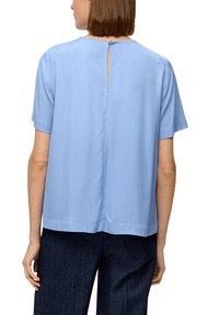 s.Oliver BLACK LABEL SCHIMMERNDEM - Bluse - hellblau