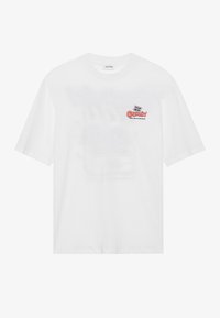 Hvid bomulds T-shirt med rund hals. Frontgrafik tekst inkluderer "Feelin' Fresh" og "Growin' with the Fruit Crew" i rød og sort.