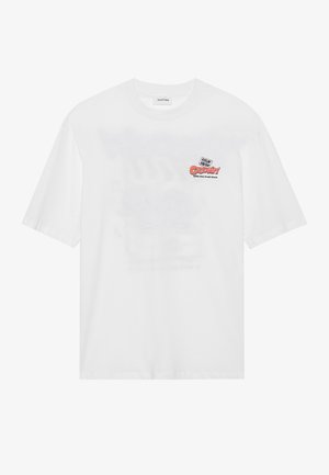 Hvit bomulls t-skjorte med rund hals. Grafikk på forsiden inkluderer teksten "Feelin' Fresh" og "Growin' with the Fruit Crew" i rød og svart.